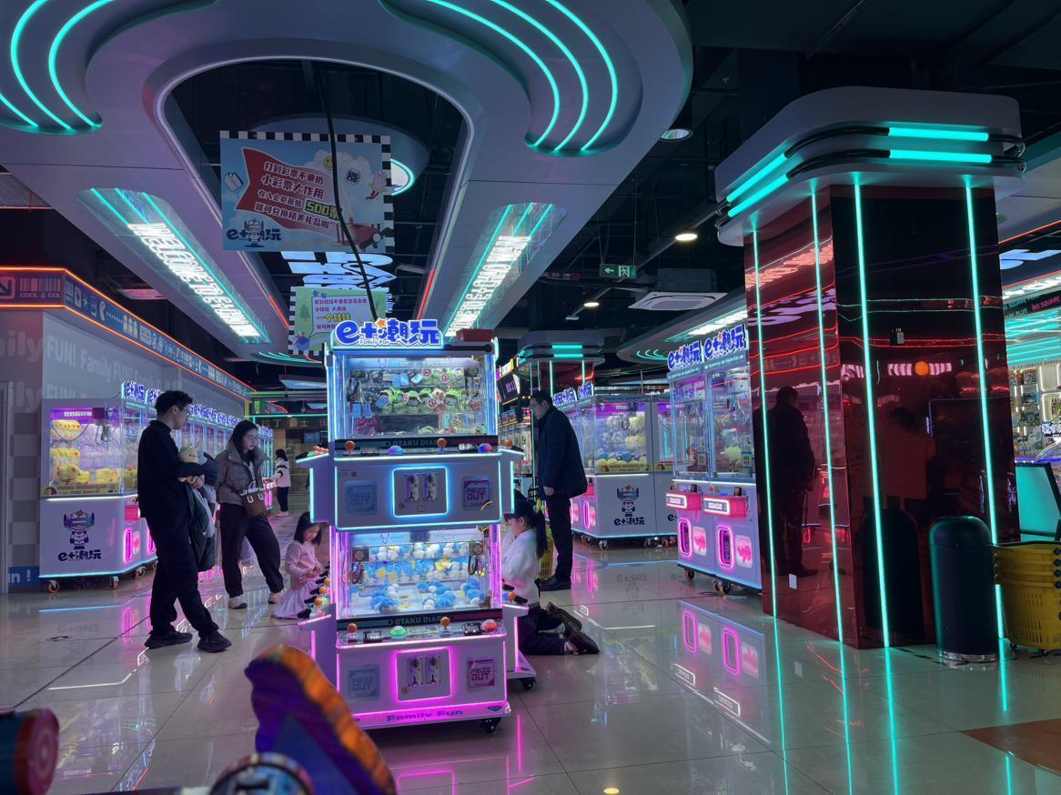 今天的快乐是泰兴万达e+潮玩给的，元旦假期的尾巴，带着孩子来放松放松。小孩子最喜