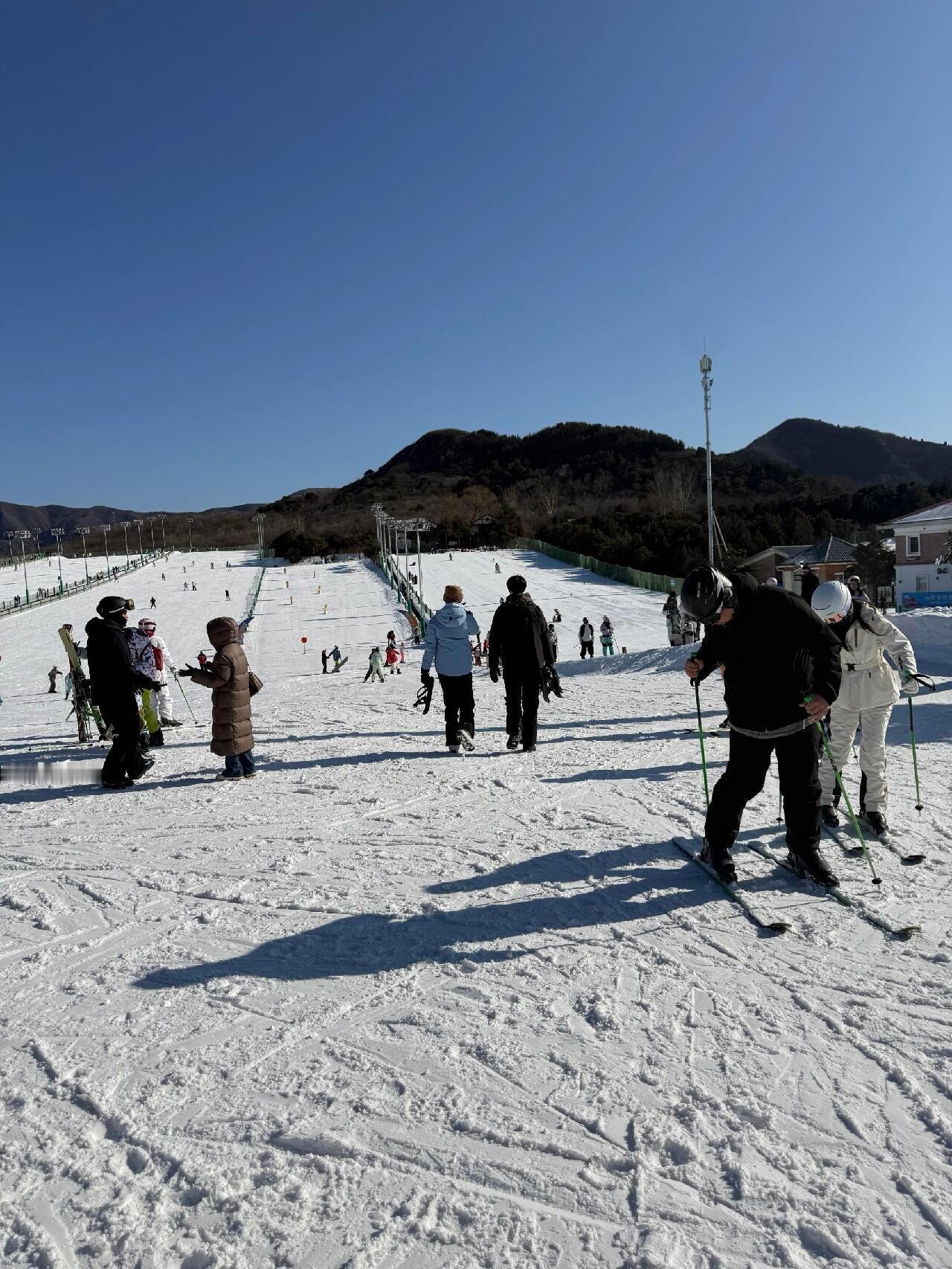 余景天徐新驰一起去滑雪了滑雪场偶遇余景天徐新驰 今夕是何年网友滑雪场偶遇余景天徐