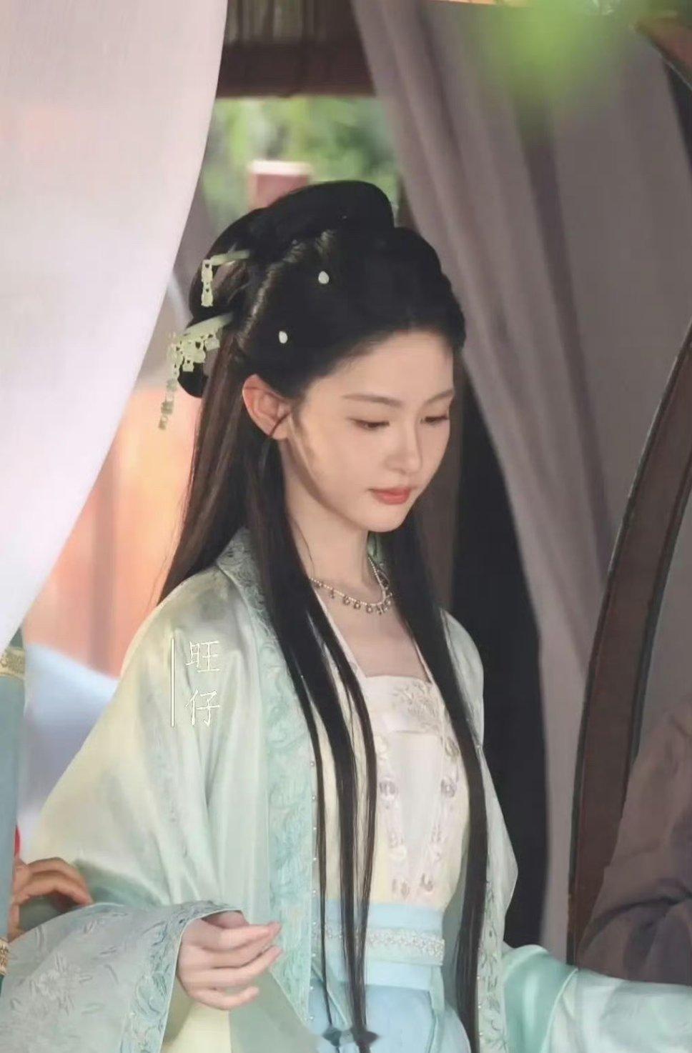 瘦成这样这得多狠，美得都不太敢认了