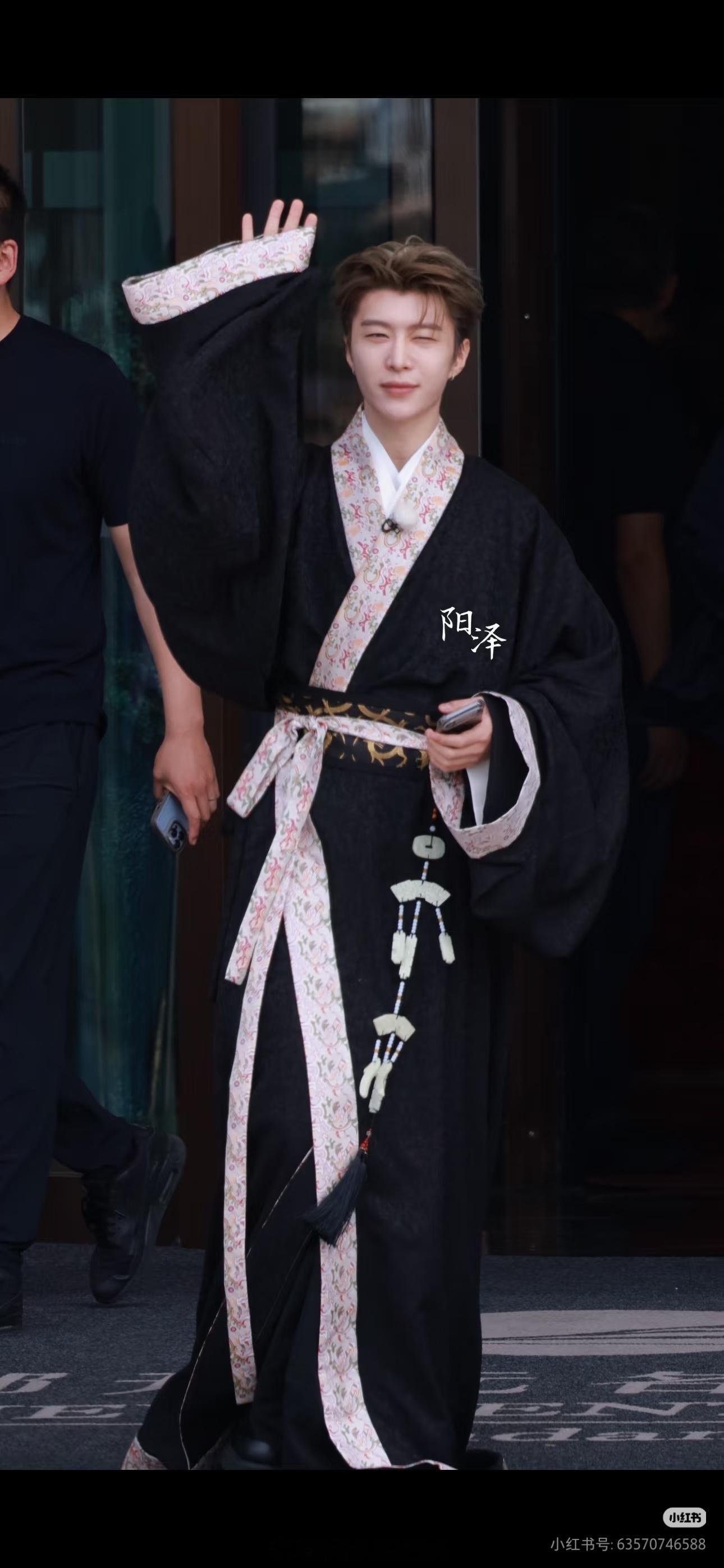 范丞丞 李昀锐 丞磊 周柯宇 张真源奔跑吧DP生图路透，战国袍男生穿也这么好看