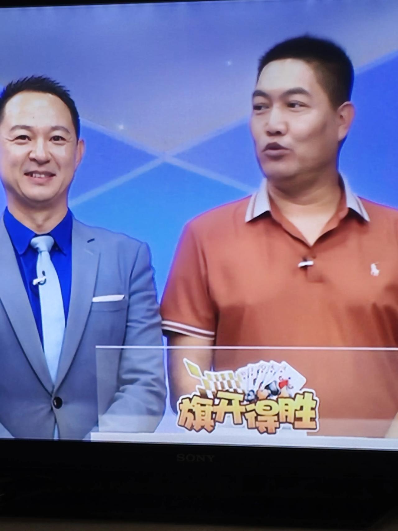 今天吃饭的时候继续看斗地主。

昨天孩子们来，所以就没开电视，今天清净了，所以我