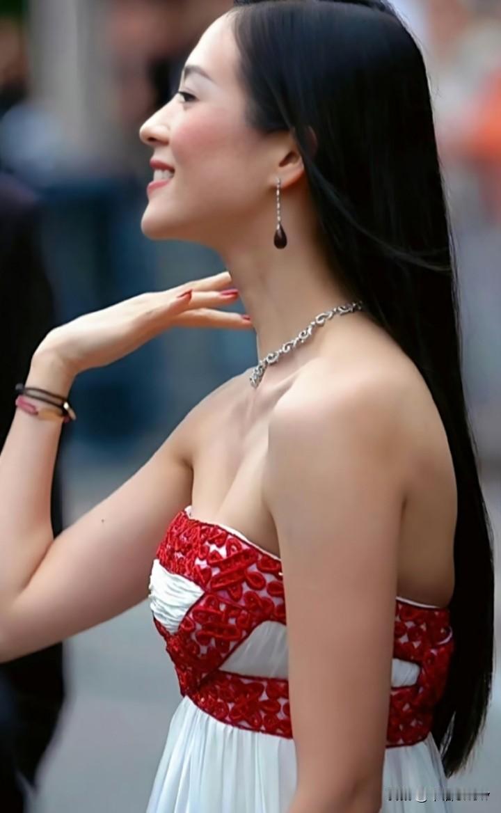 二十年前和二十年后章子怡几无变化，今年她有可能再次结婚！
二十年前，章子怡正值名