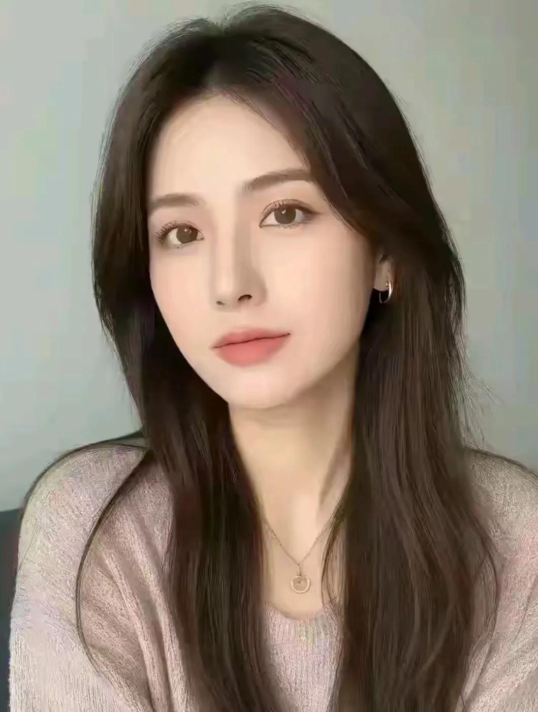 在繁华都市里，36岁的她，一位才华横溢的女研究生，未婚未育，独自面对着生活的种种