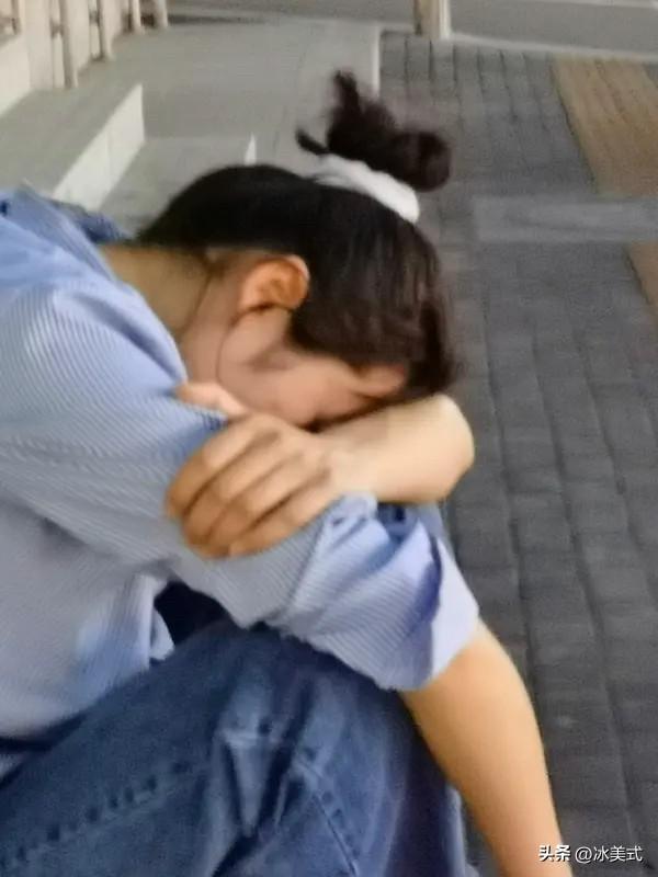 复旦大学陈果说：“永远别指望一个刚入社会、涉世未深的年轻人，靠自己去扛住生活的苦