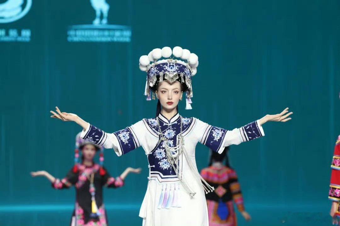 彩云织就的云南非遗  楚雄彝绣真的是太好看了呀，我们也能够感受到了云南非遗的文化