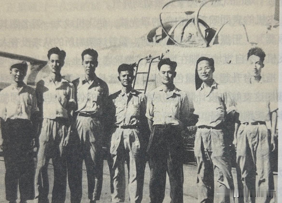 1958年，歼教1飞机前合影，左起：陆孝彭、叶正大、徐舜寿、王汇青、程不时、顾诵
