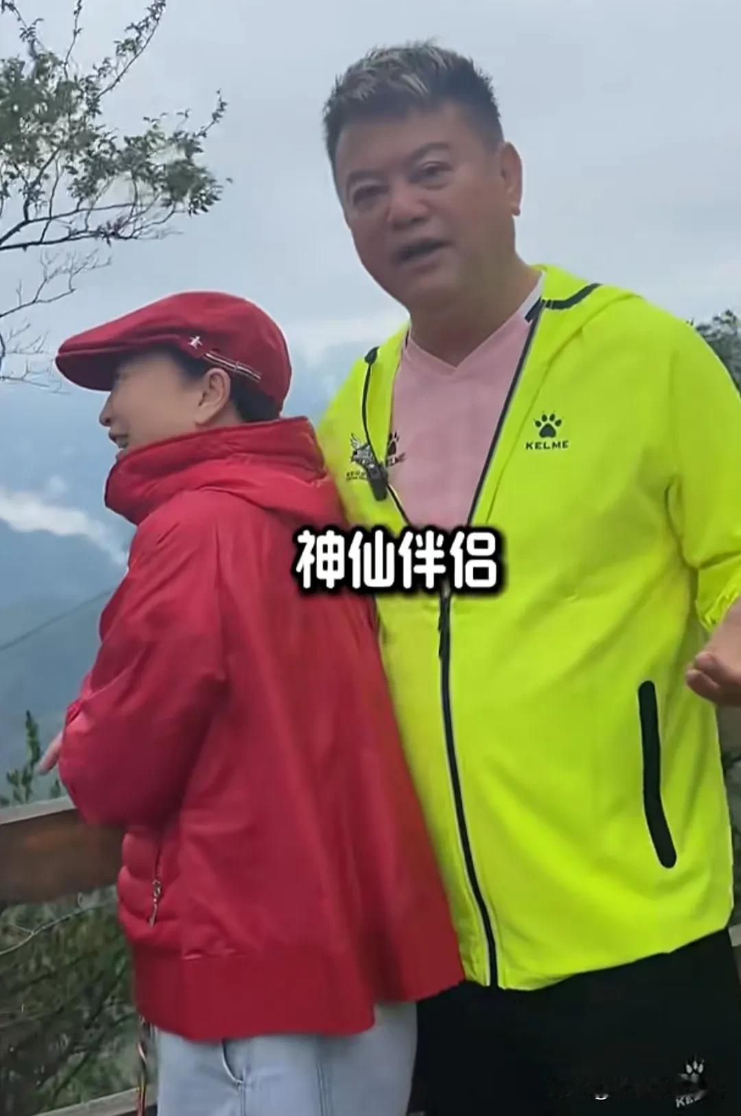 74岁陈百祥带秀姑一起爬山，结婚47年的两人真的是娱乐圈少有的神仙眷侣夫妻，结婚