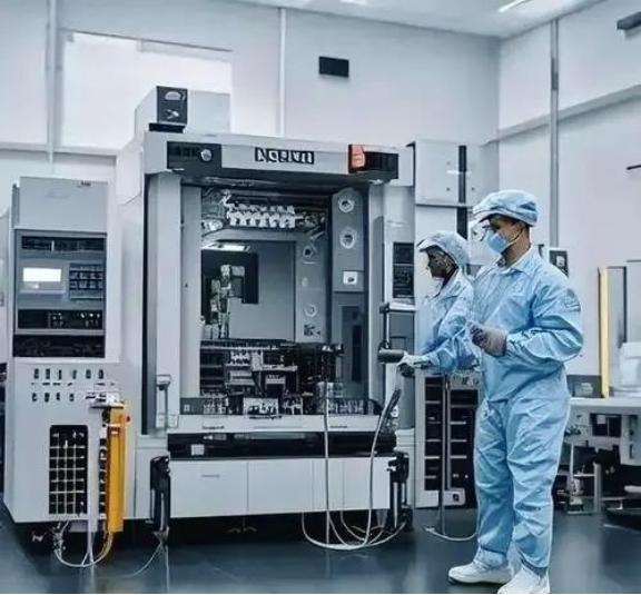 “光刻机没有一个国家可以做得到，美国都造不出，中国根本做不到！”“中国永远都造不