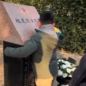 近日，两个孩子来到烈士陵园，给去世6年的爸爸扫墓。当他们紧紧抱着爸爸的墓碑，泪水