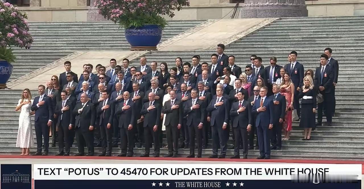 为何美国精英一到中国，便收起随性，端正姿态？
 
在美国本土，他们习惯散漫随性，