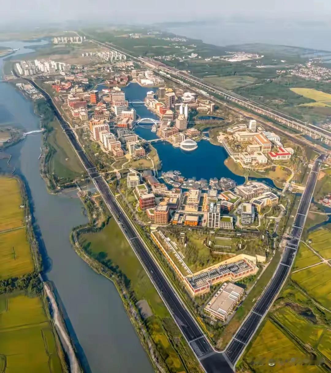 华为总部级上海青浦练秋湖研发中心
也是华为全国三个（深圳，东莞，上海）之一，也是