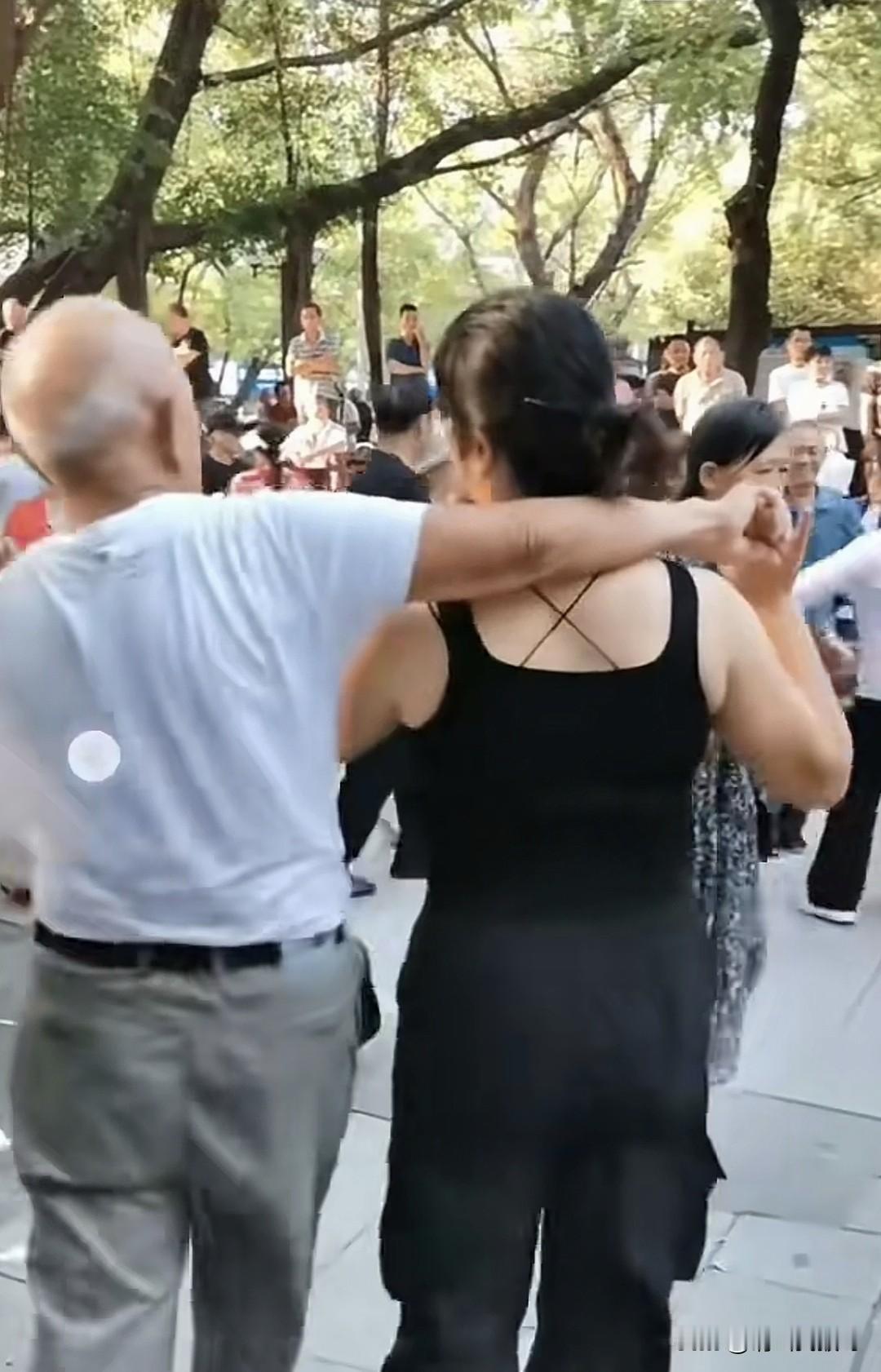 好多人吐槽公园的这种老年人舞蹈
认为他们这样是败坏了社会风气
但我认为他们这样才