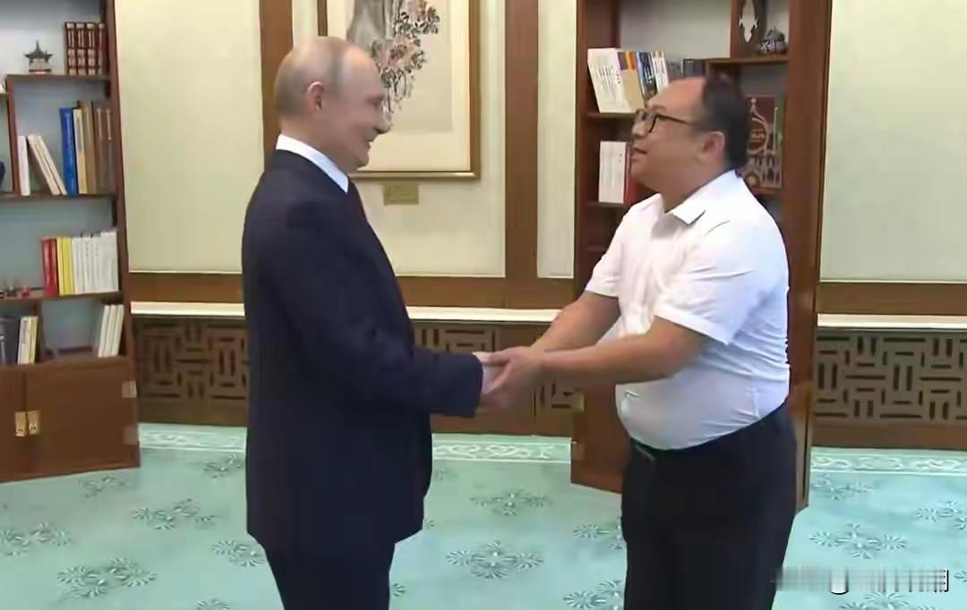 普京在人民大会堂再见26年前抱过的中国男孩

大帝风釆不减当年，小男孩彭湃如今已