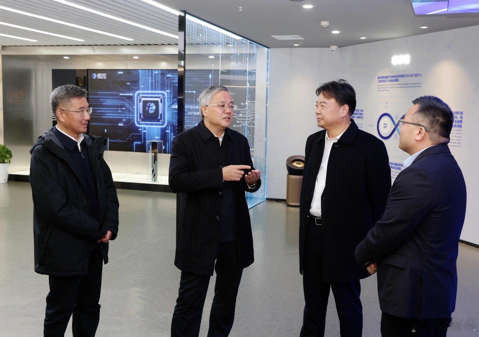 在江北新区中央商务区总部大厦，周红波俯瞰新区核心区建设进展，听取江北新主城整体规