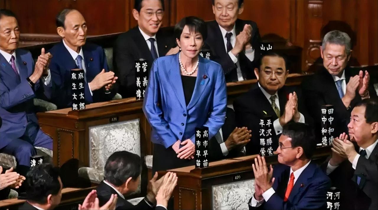 高市早苗没有一点儿笑意了，除了政治困局，她还要长期照料因脑梗塞而半身不遂的丈夫，