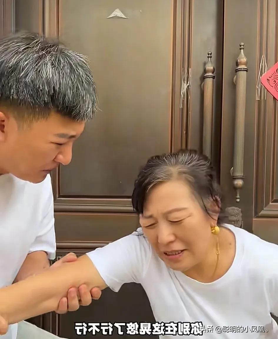 小故事！
    现在 王金刚懒到别墅不走。二子 把他妈王金刚从大别墅，连拖再拉