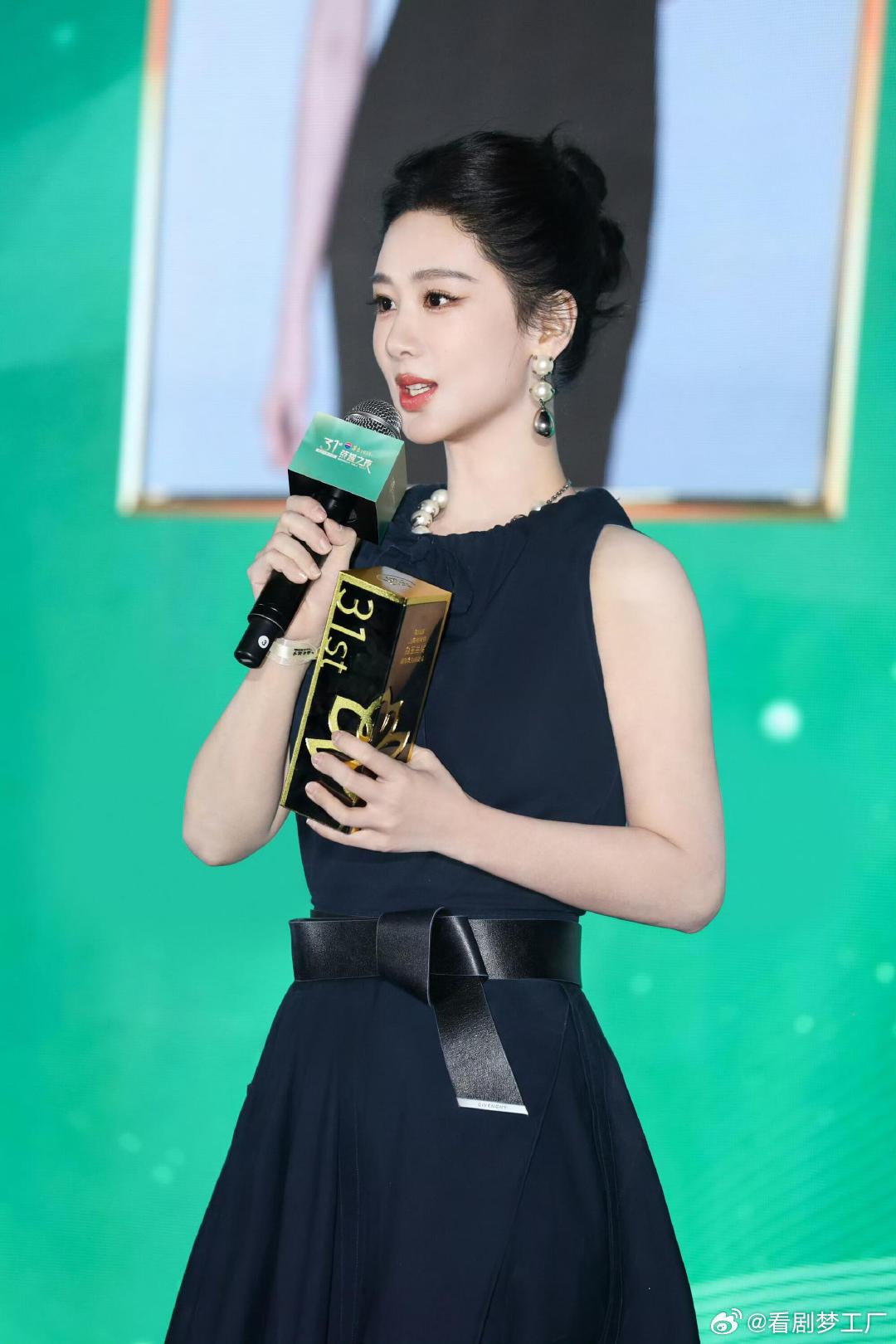杨紫突然愣住 杨紫突然愣住的表情 很难不爱杨紫这份鲜活可爱，看到耳环珍珠数量不一