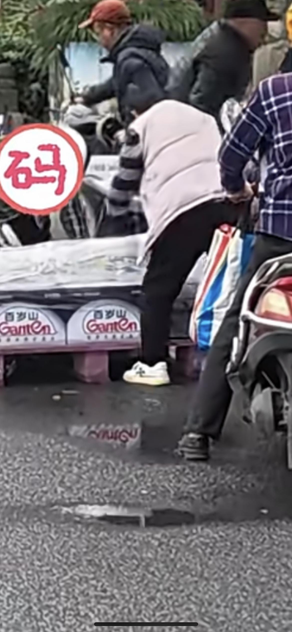 10月26日，四川成都，有网友称2025成都马拉松赛后，路边多箱矿泉水遭大爷大妈