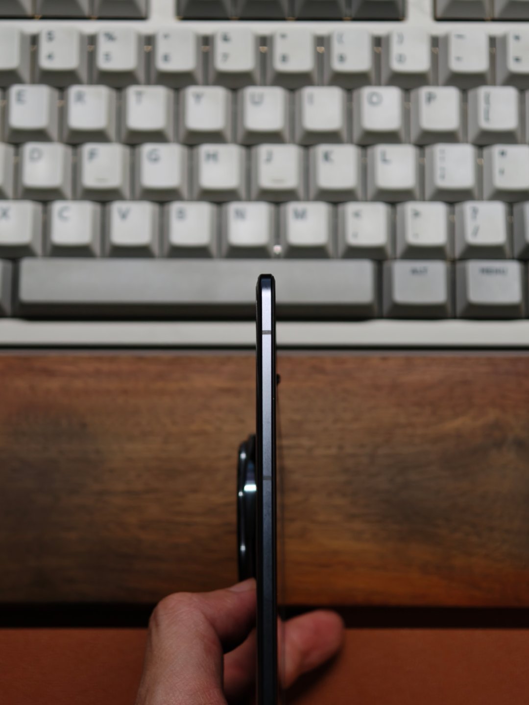 iPhone17Air到底有多薄能有多薄？有我这个可以展开的机子薄么[哪吒使坏]