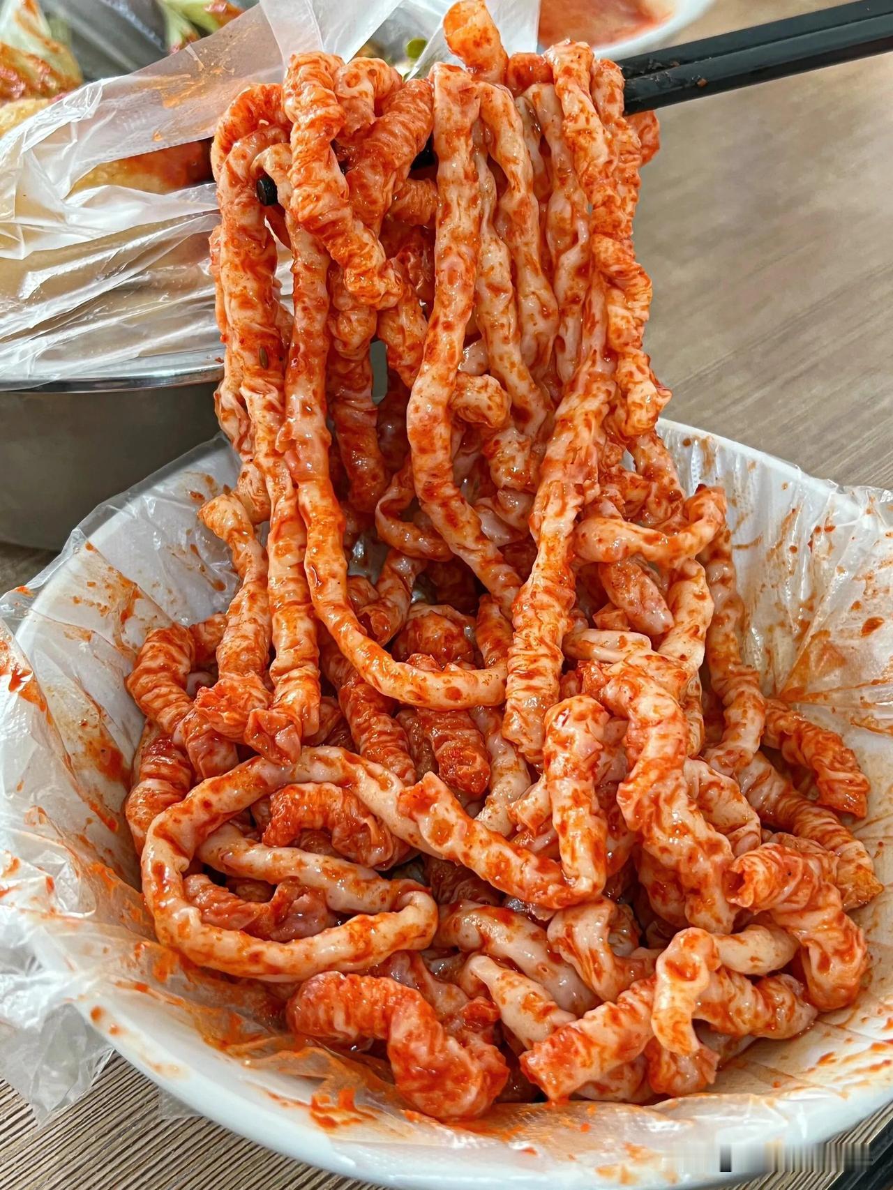 陕北美食那叫一个绝！就说榆林的羊杂，这可是经典早餐。

以羊内脏为主料，汤浓味厚