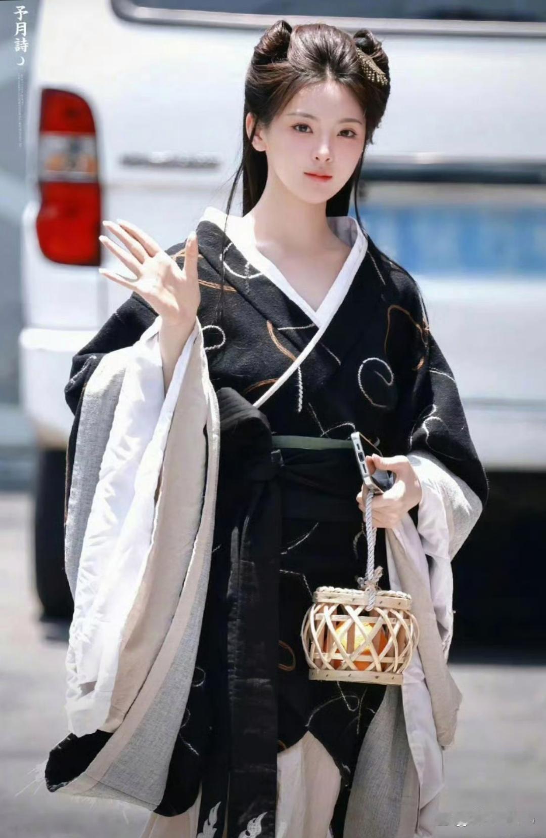 杨超越《一见你就笑》综艺路透cos小唯，越来越美了！跟周迅的影版以及薛凯琪的剧版