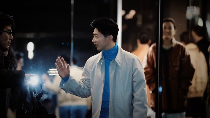 马龙和大家热情合照 星光闪耀巴黎！马龙、贾玲、许光汉齐聚时装周，龙队的Prada