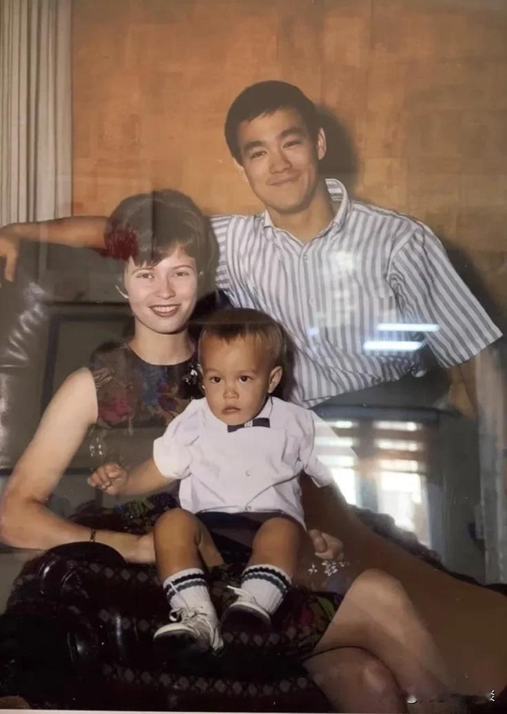 李小龙老照片一家三口
李小龙的传承 李小龙最帅 美版李小龙 李小龙所说 李小龙封