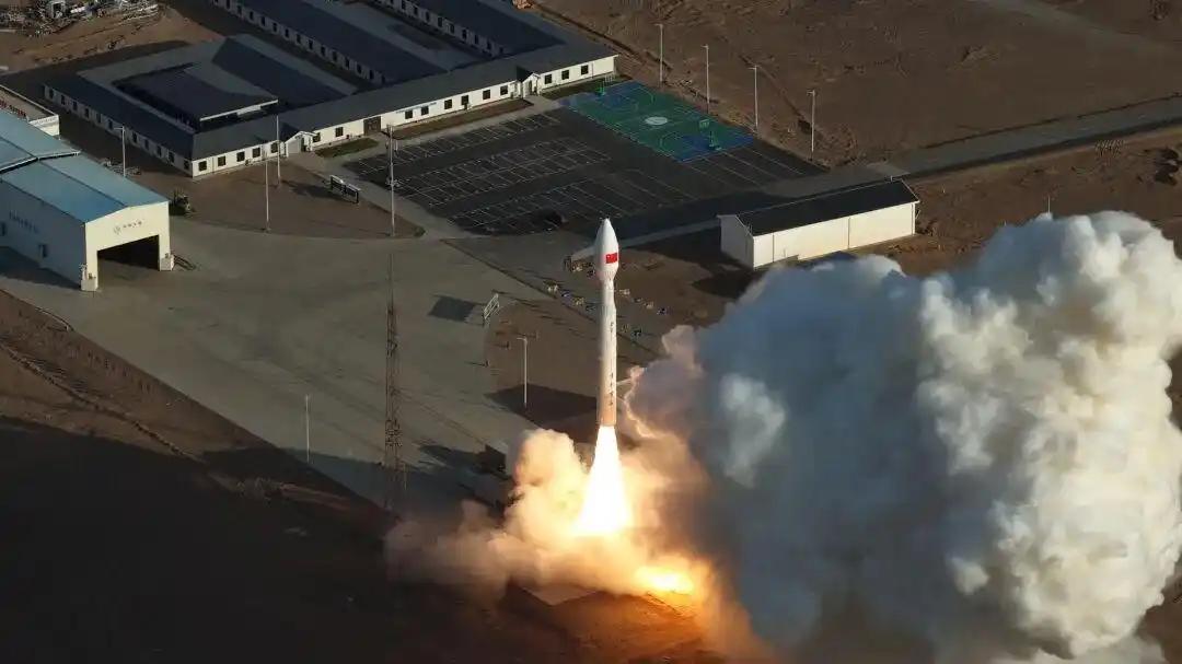 三天之内，三发火箭，把15颗卫星排着队送进太空。
这两天，国内商业航天这波密集的