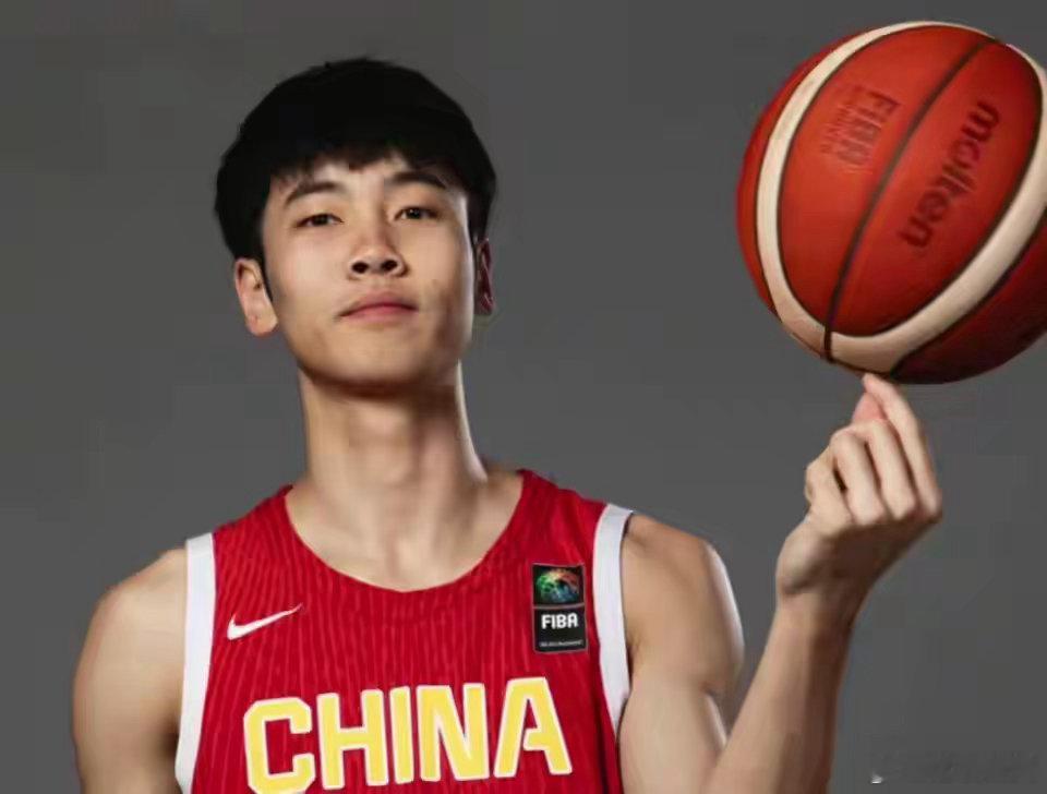 张博源NCAA首秀贡献8分路易斯维尔大学热身赛大胜，张博源首秀交出8分1助攻1抢