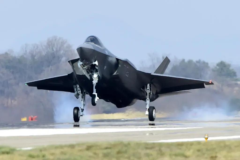 遗忘的手电筒被吸入 F-35 战斗机发动机造成数百万美元损失

一把遗忘的手电筒
