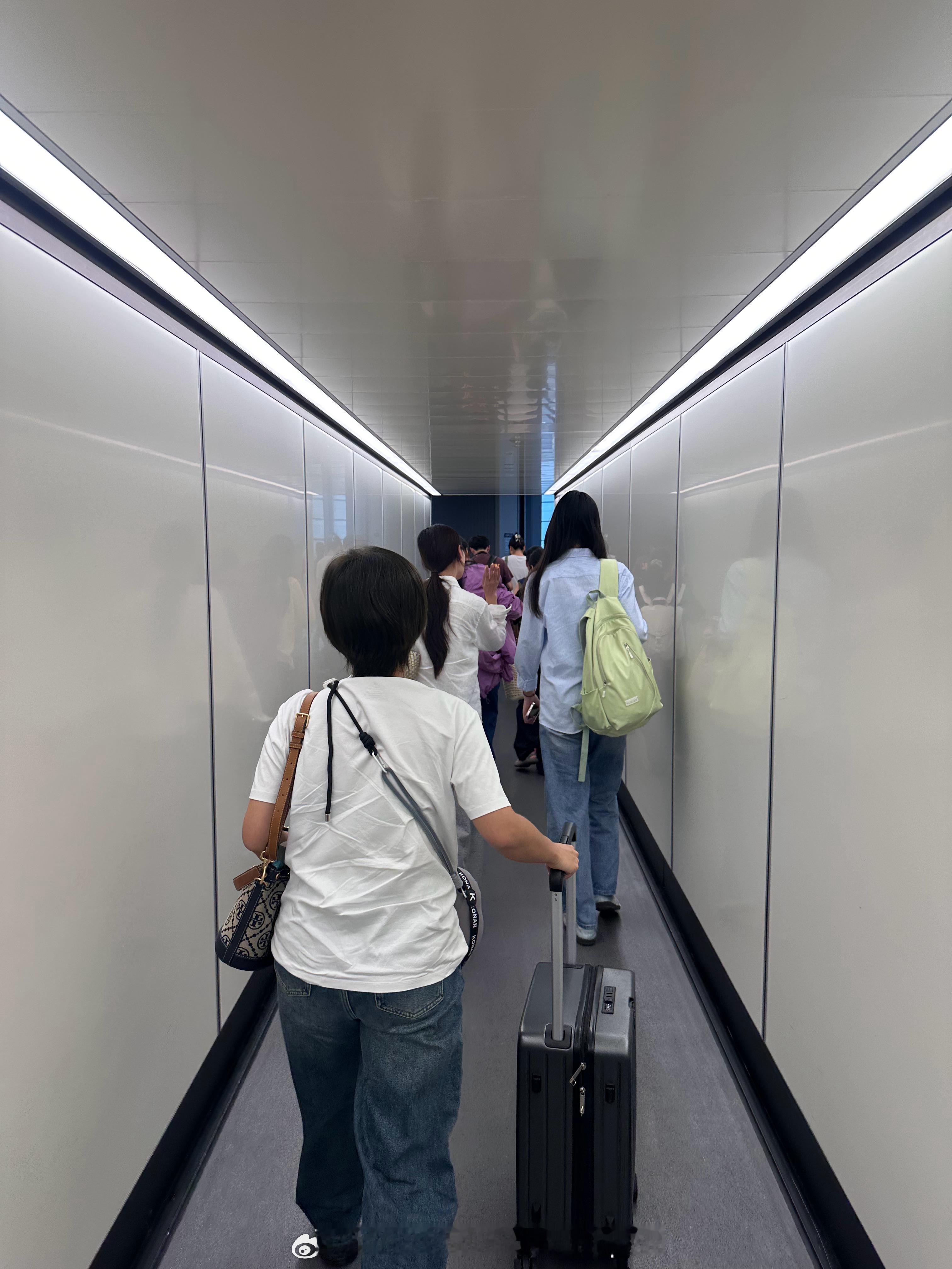 回到上海，气温36度，恍惚间这个廊桥让我以为人类登陆太阳了🫠 ​​​