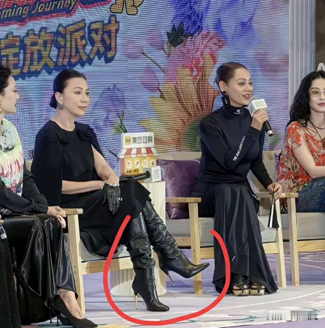 刘嘉玲的洁癖有多严重，出席活动时必须戴上手套才肯接过话筒，如果没有戴手套，她是绝