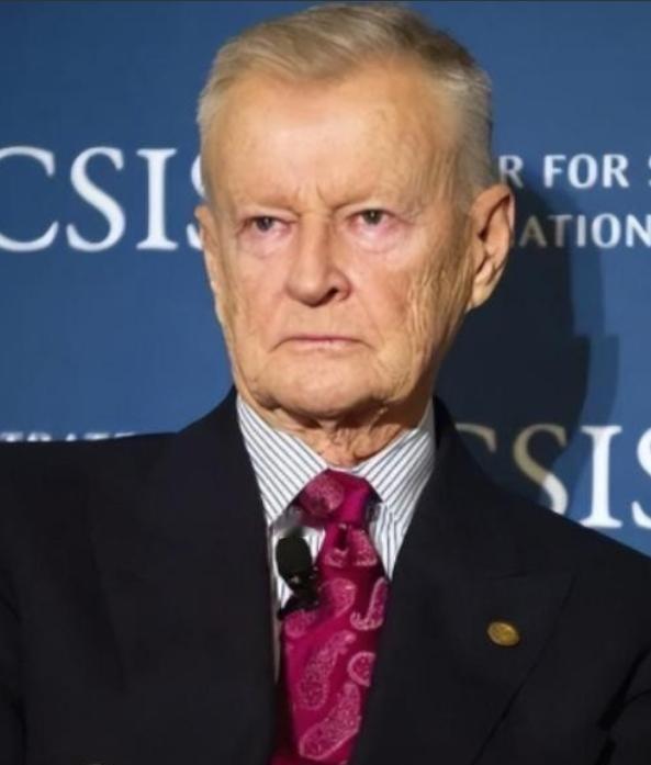 美国一个顶尖的战略大师，曾晚年翻来覆去就一句话：我们犯了个天大的战略错误，就是在