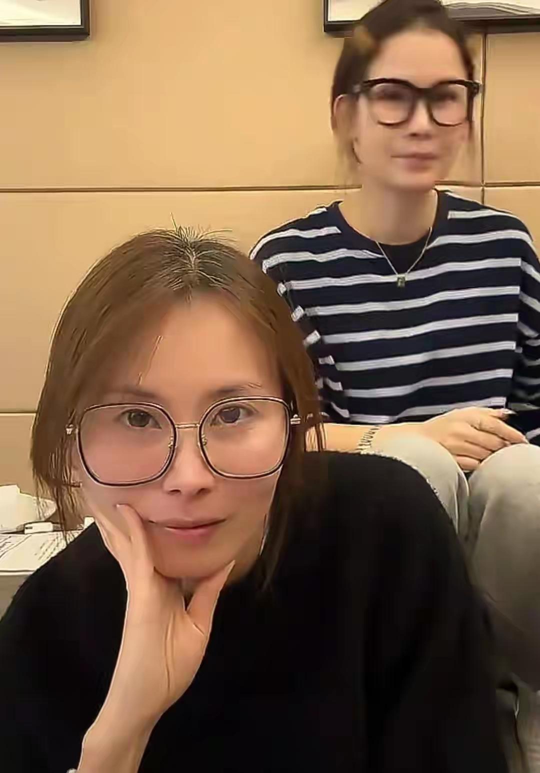 瑾汐回贵州了，不打算做两个姐姐的流量“工具人”。

果然被送出去的女儿和自己养大