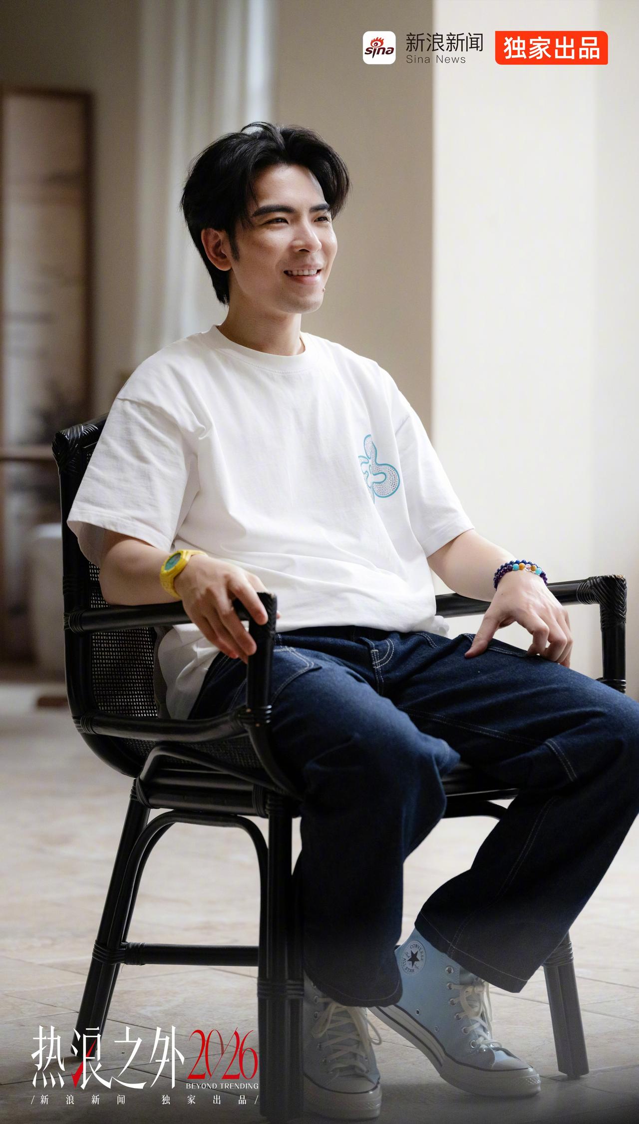 很难不被萧敬腾这段采访触动。外界只看见舞台上光芒万丈的歌手，热浪喧嚣之外是他独自