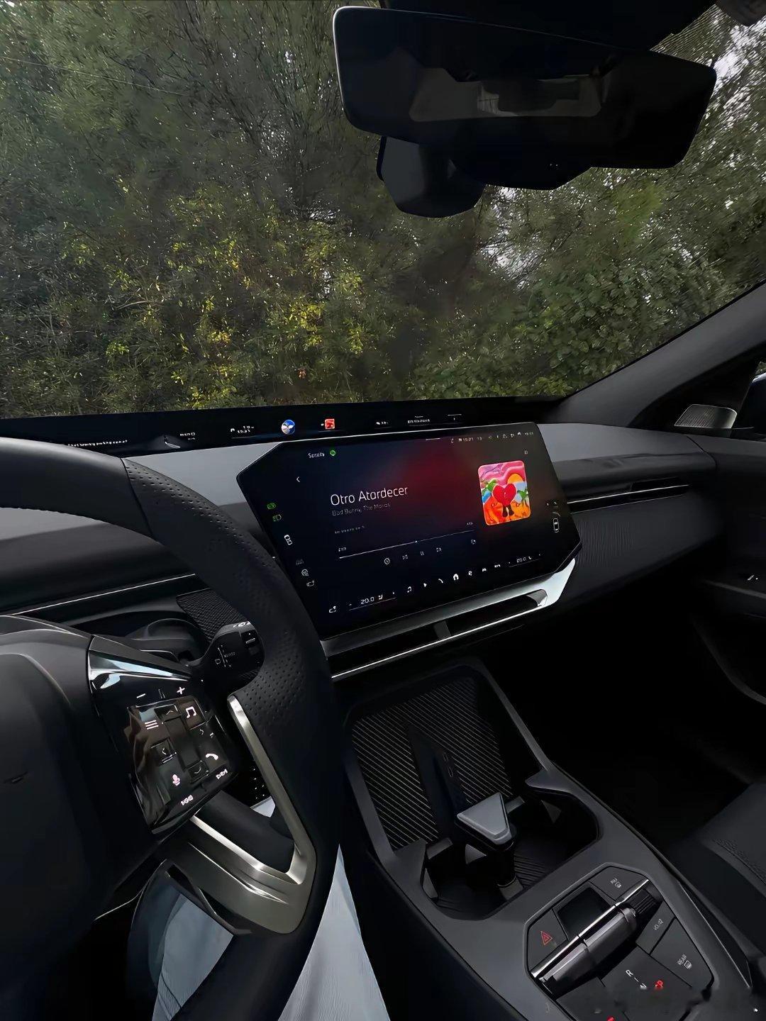 别家车企多是小打小闹的微调，宝马却敢彻底打破过往，从内到外进行全新革新，这份魄力