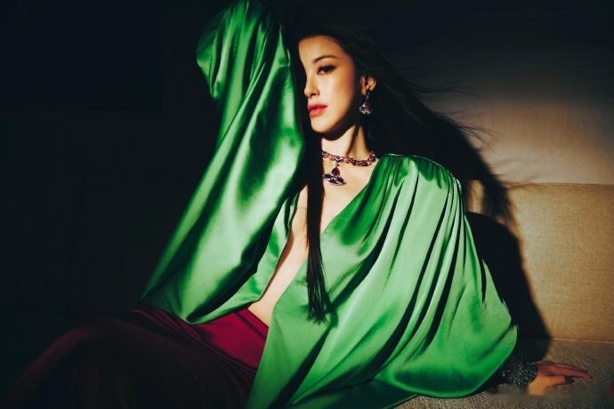 朱珠VOGUE造型 绿缎面阔袖外搭撞上红长裙，这组撞色太会了！朱珠一出场就把VO