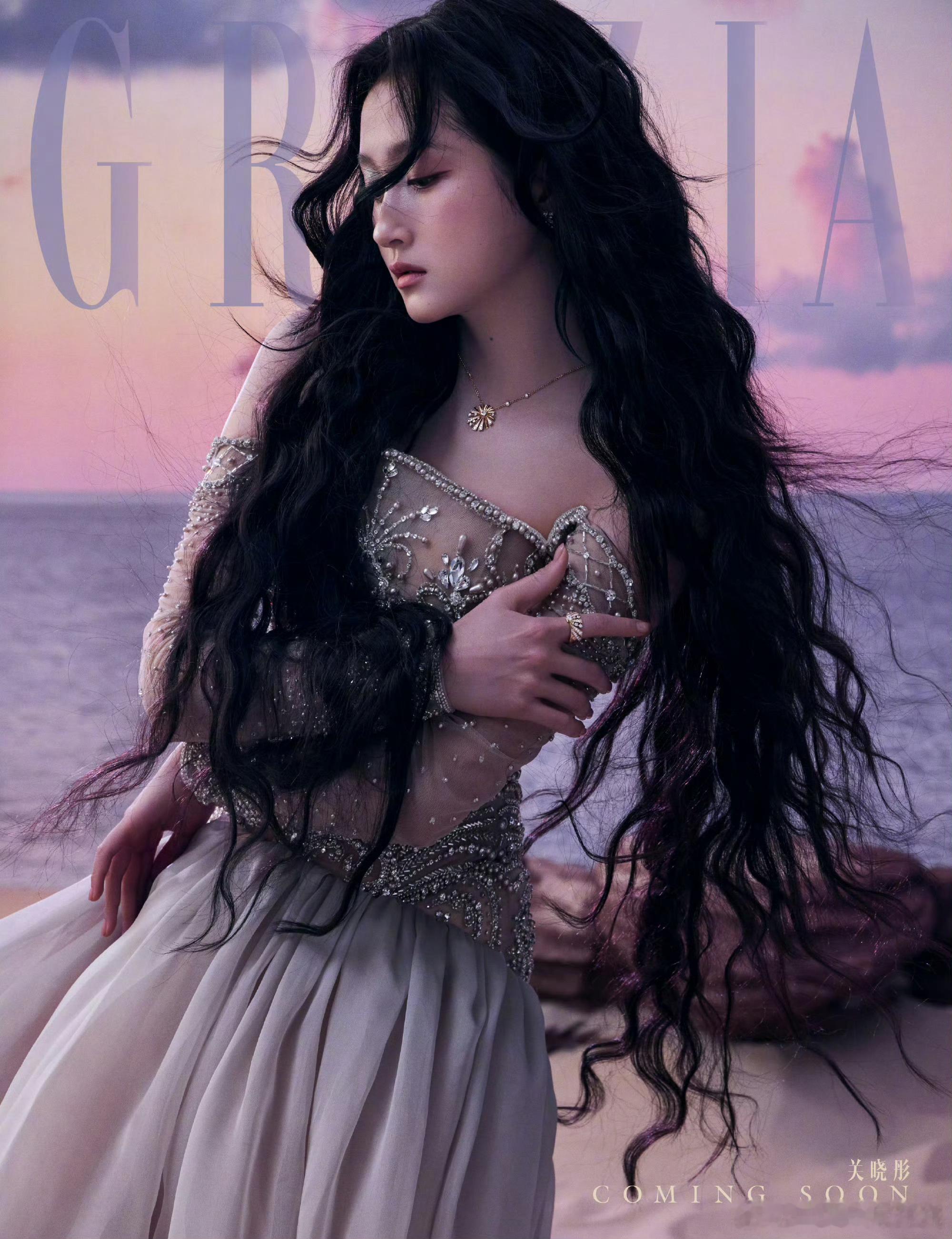关晓彤亮相 GRAZIA 新刊封面预告 ~上身 Georges Hobeika 