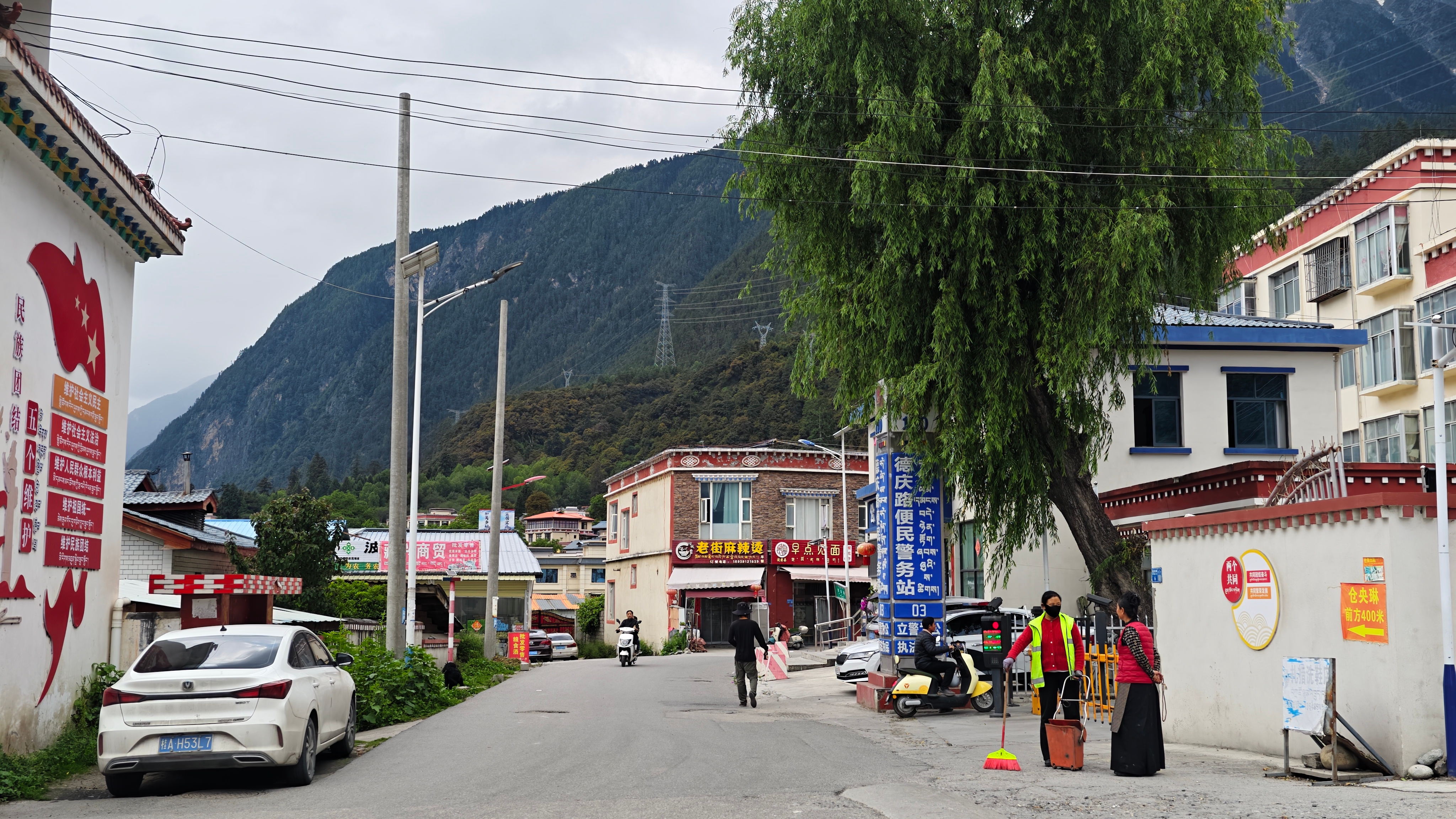 今晚回到波密县城，又去徒步了一下。忍不住到批发市场，买了二斤酸李子，留在路上“提