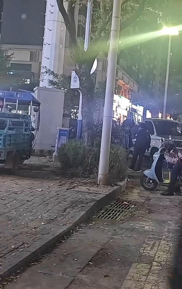 现在的年轻人真的不适合结婚，现在的婚姻有几个是靠自己撑起来的？绝大多数是父母在给