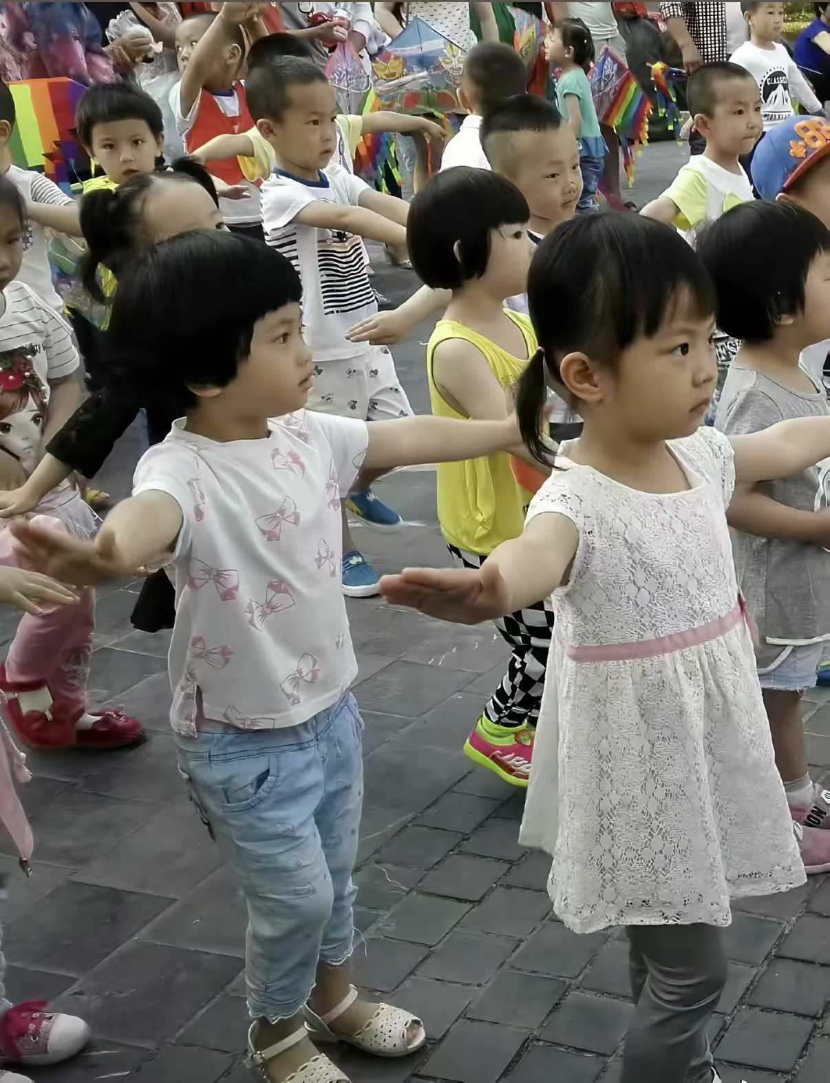 东儿这张小孩味真的很浓啊 