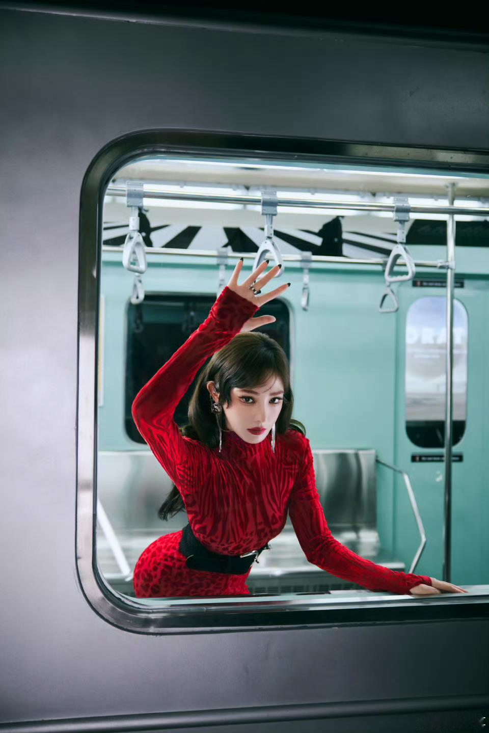 彭小苒不愧是浪姐出来的哇塞，真的有被彭小苒的舞台惊艳到掉下巴，一袭红衣美到令人窒