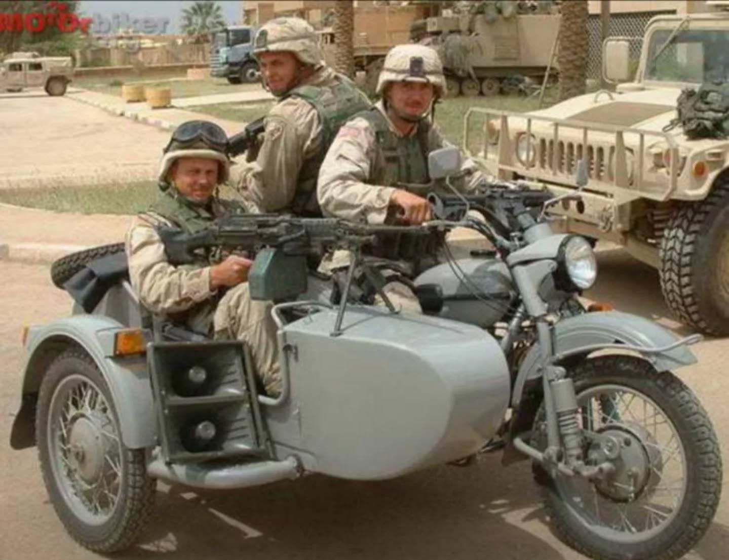 2000年代，伊拉克，美军士兵驾驶乌拉尔摩托车（苏制）。 