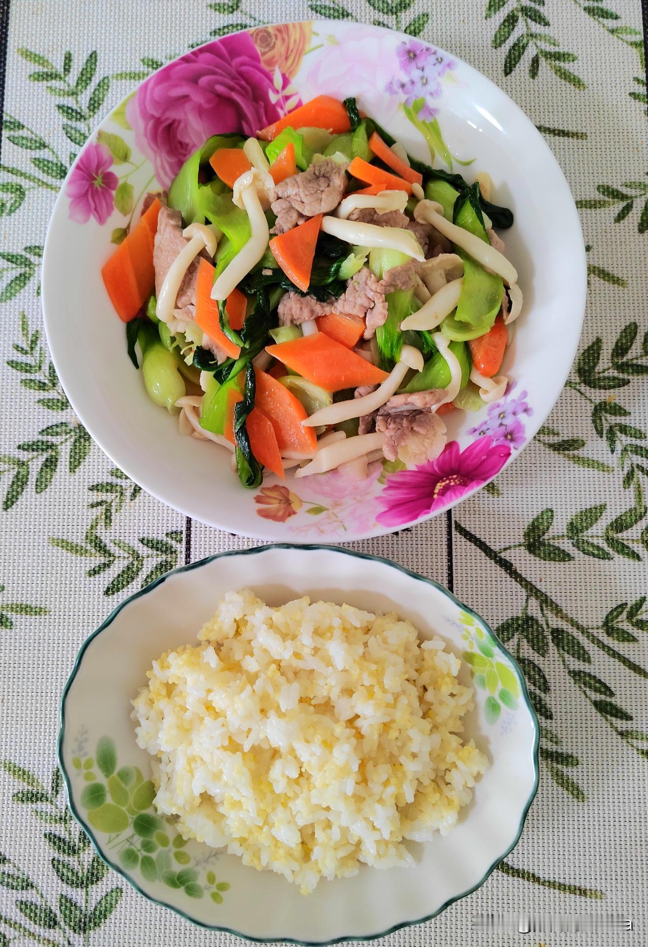 早睡早起，神清气爽。

起床后，活动活动，老胳膊老腿，慢悠悠做了一套八段锦。完活