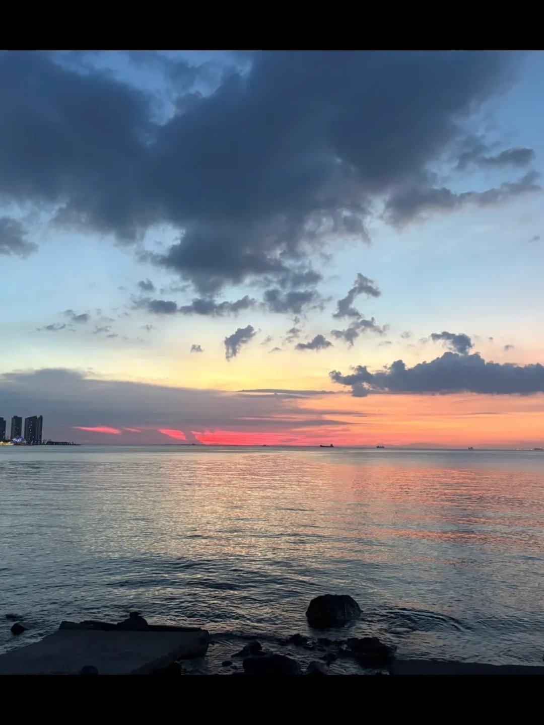 晚上去的，人还是很多拍照的人也很多、很出片，还有很多的摊车 晚上七点去的还可以看