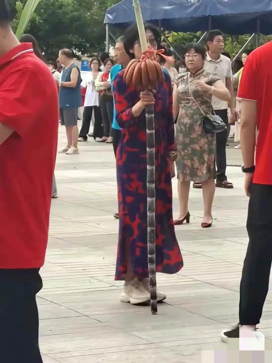 我敢肯定，这位助考妈妈的孩子，绝对是一个大学霸！

甘蔗上挂香蕉！这位给孩子助考