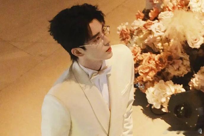 敖瑞鹏打破次元壁的帅气  敖瑞鹏打破次元壁的帅气简直就是太让人爱了吧，这张脸完全