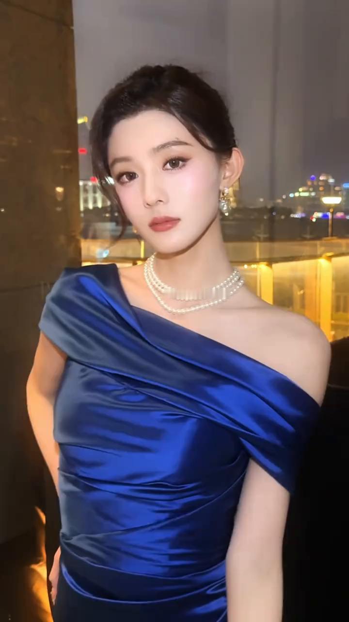 就离谱，赵露思好闺蜜卫校和包洁仪为了流量也是拼了。两个人没什么作品，为什么要去电