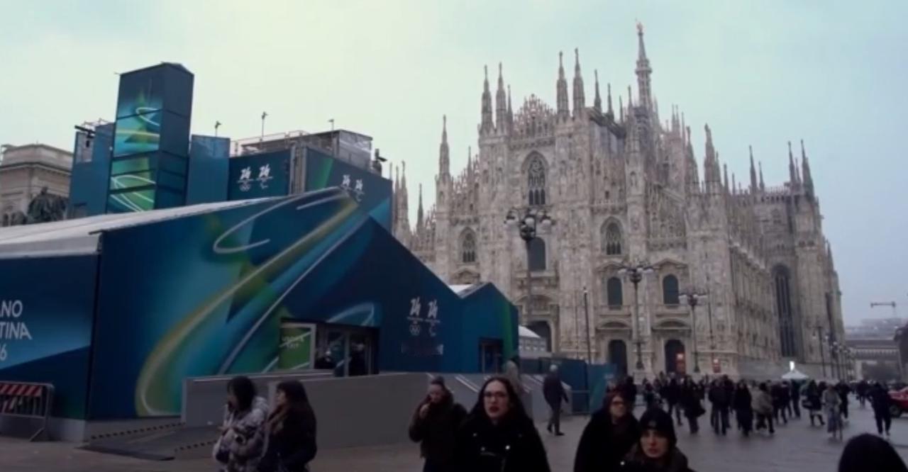 近期国际局势动态频发：米兰大教堂前搭建起活动设施，莫斯科街头车流如织，而在2月4