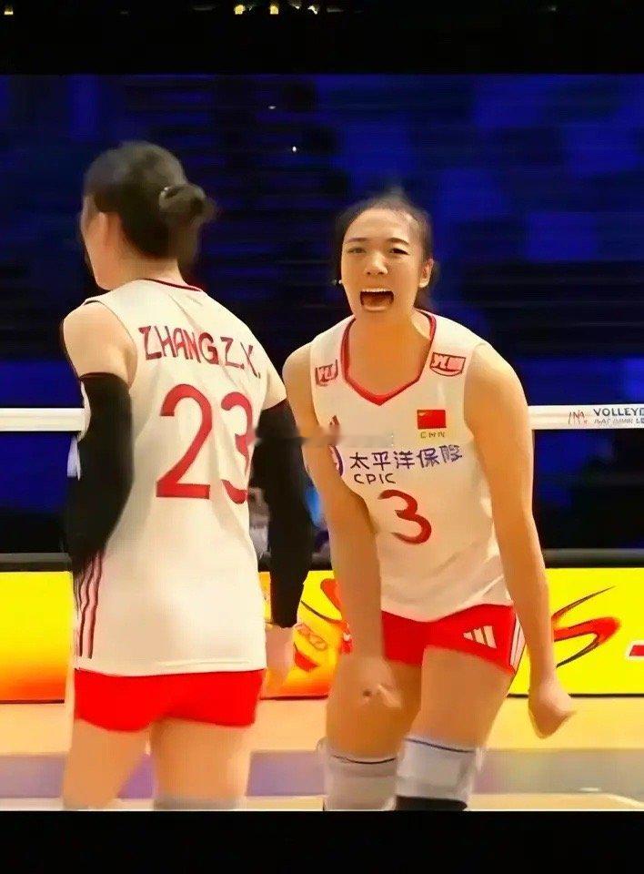 唐欣，今晚成了中国女排的关键小姐！原来1：1平时，中国女排第三局由唐欣首发接应位